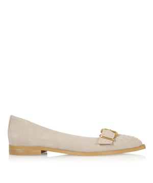 
<p>De PORT VILA van DWRS zijn stijlvolle dames loafers die comfort en elegantie naadloos combineren. Deze beige damesschoenen zijn gemaakt van hoogwaardig suède en hebben een tijdloze uitstraling die moeiteloos past bij elke outfit – van zakelijk tot casual chic.</p>
<p>Wat direct opvalt zijn de subtiele goudkleurige studs en gesp op de wreef, die de loafers net dat beetje extra flair geven. De kleine hak zorgt voor een verfijnd silhouet en biedt tegelijkertijd voldoende ondersteuning, waardoor deze instappers heerlijk comfortabel lopen. De leren voering draagt bij aan het luxe gevoel en zorgt voor ademend comfort, zelfs bij langdurig dragen.</p>
<p>Met hun klassieke look en moderne details zijn de PORT VILA loafers een onmisbare toevoeging aan je schoenenkast. Of je ze nu combineert met een jeans of een jurk, deze loafers geven jouw look altijd een stijlvolle upgrade. Een perfecte balans tussen vrouwelijkheid, comfort en klasse.</p>
<p>Let op: de loafers kunnen bij de eerste keer drag