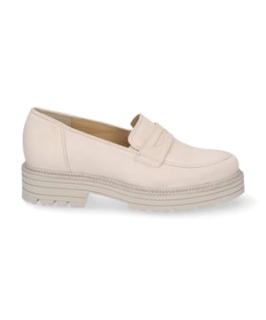 
Je kent het wel: je hebt de perfecte instapschoen op het oog, maar bij het passen blijkt deze te slippen bij de hiel. Vooral bij loafers is dit een bekend probleem. Gelukkig hebben de Durea-vakmensen de juiste kennis in huis om een instapper te ontwikkelen die de typische kenmerken heeft van een loafer én een perfecte pasvorm. Het geheim? Een speciaal ontworpen achterzijde en twee zachte, elastische v-inzetten aan beide kanten van de tong waardoor de schoen goed aansluit aan de voet. Wie de schoen past, ervaart het zelf. En dat is dus echt bijna iedereen, want het model is verkrijgbaar in bijzonder veel breedtematen, zowel voor de extra smalle als wat vollere voet. De massief ogende, maar lichtgewicht zool is gemaakt van anti-slip, niet-markerend materiaal en uitgerust met extra dempend vermogen. De hak is bescheiden en heeft een brede omvang waardoor deze een uitstekende stabiliteit biedt. Tel daarbij op dat de loopzool is voorzien van een grof profiel en je begrijpt: