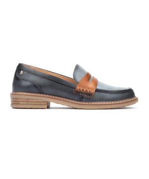 
Verwerp je klassieke kant niet! Deze tweekleurige loafer met decoratieve band voor heren is een van onze meest iconische stijlen. Het combineert comfort met design om alle ogen op je voeten gericht te houden. Als je een look wilt verbeteren, kies dan voor onze oceaankleurige Aledo-stijl met een bruine decoratieve band, perfect om met alles te combineren.