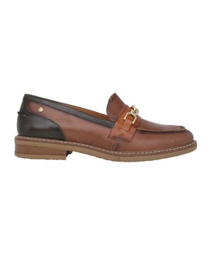 
De traditionele loafer met lusje aan de voorkant maakt een comeback, dit keer met een meer in het oog springende zool. Een uniek ontwerp dat je dit seizoen zal vergezellen in allerlei looks, met rokken, broeken en zelfs met jurken. Krijg de jouwe en laat niets je tegenhouden! Met dempende en uitneembare binnenzool.