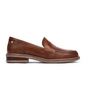 
De traditionele loafer met lusje aan de voorkant maakt een comeback, dit keer met een meer in het oog springende zool. Een uniek ontwerp dat je dit seizoen zal vergezellen in allerlei looks, met rokken, broeken en zelfs met jurken. Krijg de jouwe en laat niets je tegenhouden! Met dempende en uitneembare binnenzool.