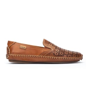 
Ontdek onze JEREZ damesloafers, perfect voor elke gelegenheid. Gemaakt van natuurlijk behandeld leer voor uitzonderlijke kwaliteit. Geniet de hele dag van comfort met onze extra comfortabele zool. Verzorg uw Pikolinos-schoenen met onze schoenreinigingsproducten. Voeg een unieke touch toe aan uw look met deze stijl!