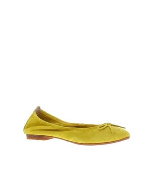 Topper uit onze Damesschoenen Sale categorie; dit stijlvolle item van het merk 
Si. Ben er snel bij want op=op!
Si Haniya Dames Ballerina Deze dames ballerina van Si is gemaakt van hoogwaardig suède / leer. Deze instapper heeft een strikje in de kleur van het materiaal. De zool is van licht beige rubber en buigzaam. De ballerina is ongevoerd maar en is wel een comfortabele leren inlegzool. Hier door krijgt deze uitvoering een nonchalante en sportieve uitstraling. De ballerina is een ideale schoen en kan op vele manieren binnen alle trends worden gecombineerd. Draag met een klein instapsokje zodat de blote voet het zomerse karakter van deze schoen extra accentueert. Combineer deze instapschoen onder een rok of onder een broek van iedere lengte. Wil je deze leuke schoen van Si (https://www.strating-schoenen.nl/si/)snel in huis hebben bestel dan online of kom naar een van onze winkels. (https://www.strating-schoenen.nl/over-ons/winkels/) We helpen je graag. Eigenschappen * Geheel leren buiten- en binnenkant * Zool heeft geen profiel * Elegant * Slofje * Veel kleuren * Ballerina trend