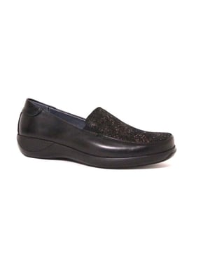 
Op zoek naar een schoen in de categorie Instappers? De 507 wijdte G van Stuppy is een aanwinst voor elke schoenenkast. De schoenen van Stuppy zijn gemaakt van Leer en hebben een voering van Leer. De 507 wijdte G is uitgevoerd in de kleur zwart.