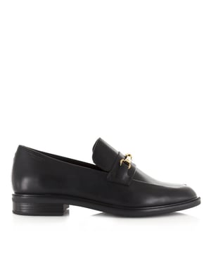 Dit mooie artikel van Vagabond koop je op V&D nu met hoge korting!
<p>Frances loafer van het merk Vagabond Shoemakers. Deze zwarte loafer voor dames is gemaakt van leer. Voorzien van spitse tenen en een goudkleurig hardwaredetail op het bovenwerk.</p>
<p>De slanke buitenzool van deze Vagabond Shoemakers Frances loafer heeft een hak van 3 cm.</p>
<p>Let op: Gebruik een schoenlepel om de hielkap te beschermen en de levensduur van de schoen verder te verlengen.</p>