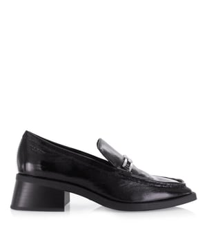 
<p>De Blanca van het merk Vagabond Shoemakers. Deze glanzende zwarte loafer met hak voor dames is gemaakt van gepolijst leer. Voorzien van een vierkante neus, zilverkleurig kettingdetail en decoratieve naden op de voorkant. </p>
<p>De slanke buitenzool van deze Vagabond Shoemakers Blanca loafer  heeft een uitlopende hak van 47 mm voor een subtiele lift.</p>
<p><strong>Eigenschappen:</strong></p>
<ul classs="wmd-bullets">
<li><span>SKU:</span> 1150-02-12725</li>
<li><span>MPN:</span> 5417-460-20</li>
<li><span>Merk:</span> Vagabond</li>
<li><span>Hoofdkleur:</span> Zwart</li>
<li><span>Materiaal:</span> Lakleer</li>
<li><span>Binnenvoering:</span> Textiel</li>
<li><span>Breedte:</span> Normaal</li>
<li><span>Uitneembare zool:</span> Nee</li>
</ul>
<p>Amigo is officieel verkooppunt voor producten van <a href="https://www.amigo.nl/merken/vagabond/">Vagabond</a> en helpt je graag verder. Indien je je BLANCA bestelt voor 16:00, dan wordt je bestelling, indien op voorraad, nog op dezelfde da