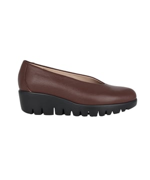
Gladde zwarte leren schoen. eze klassieke schoen heeft een hoge, ronde halslijn en een memoryGel-binnenzool. De Maxi-trackzool is ontwikkeld met WondersFly ™ -technologie die lichtheid en comfort garandeert. Maak je klaar voor het gevoel, YES WE FLY.
