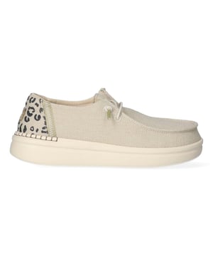 
De HEYDUDE Wendy Rise Leo Cream is een stijlvolle en comfortabele instapper voor dames, perfect voor dagelijks gebruik. Het lichte, crèmekleurige canvas met leopardprintdetails biedt een speelse en modieuze uitstraling, terwijl de flexibele zool en adembenemende materialen zorgen voor maximaal comfort. De EVA-zool biedt extra demping, waardoor je voeten de hele dag goed ondersteund worden. Deze instappers zijn ideaal voor een casual, trendy look en passen perfect bij elke outfit, van een relaxte dag naar een avondwandeling.