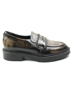 Deze topper uit de Mjus collectie scoor je nu in onze Mjus outlet met flinke korting. Op V&D is het altijd Mjus uitverkoop.
Dames instapper van Mjus. Loafer op profielzool in taupe met zwart gevlamde uitvoering. Materiaal: leer. Voering: leer. Kleur: taupe met zwart. Zool: rubber. Hakhoogte: ca 3 cm.