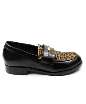 Koop dit Mjus item sterk afgeprijsd in onze Mjus outlet.
Dames instapper van MJUS. Dames loafer in zwartlak met panterprint. Materiaal: leer. Voering: leer. Kleur: zwart. Zool: antislip. Hakhoogte: ca 3 cm.