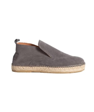 
Shabbies Amsterdam espadrilles – Elche Lofa Taupe.Stap stijlvol het voorjaar in met de prachtige Shabbies Amsterdam espadrilles – het perfecte paar voor elke modebewuste vrouw. Met artikelnummer SH001501251W is de Elche Lofa Taupe niet alleen een must-have, maar ook een veelzijdige aanvulling op jouw schoenencollectie.Waarom kiezen voor de Eche Lofa espadrilles?Tijdloos design: De taupe kleur maakt deze espadriklles gemakkelijk te combineren met uiteenlopende outfits, van casual jeans tot rokken en jurken.Hoogwaardige materialen: Gemaakt van premium suede, bieden deze espadrilles niet alleen comfort, maar ook een luxe uitstraling die je elke dag kunt dragen.Comfortabele pasvorm: Dankzij de perfecte afwerking en de doordachte pasvorm zijn de Shabbies schoenen ideaal voor een actieve levensstijl zonder in te boeten op stijl.Voordelen van Shabbies Amsterdam: Shabbies is een merk dat bekend staat om zijn vakmanschap en aandacht voor detail. De schoenen worden geproduceerd met