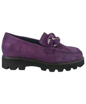 
Dames instapper van Sioux. Basic loafer met zilverkleurige schakels. Deze loafer heeft een H wijdte en een uitneembaar voetbed. Materiaal: suede. Voering: leer. Kleur: paars. Zool: rubber. Hakhoogte: ca 3cm. Wijdte: H.