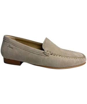 
Dames instapper van Sioux. Nette Mocassin in suede. Materiaal: suede. Voering: leer. Kleur: beige. Zool: rubber. Hakhoogte: ca 2 cm.