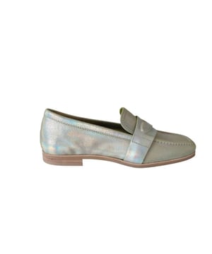 
Dames instapper van Via Vai. Basic loafer in metallic groen. Materiaal: leer. Voering: leer. Kleur: wit. Zool: antislip. Hakhoogte: ca 2 cm.