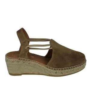 Scoor dit prachtige Viguera item nu in de uitverkoop in de Viguera outlet op V&D.
De 1825 3-beige> van viguera is een echte blikvanger. De 1825 3-beige> is uitgevoerd in de kleur Whisky (beige). Bekijk ook onze overige collectie van viguera onze webshop!