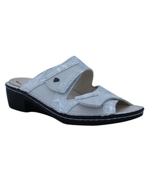 
Op zoek naar een schoen in de categorie Muilen? De 02689 901938 van Finn Comfort is een aanwinst voor elke schoenenkast. De schoenen van Finn Comfort zijn gemaakt van Leer en hebben een voering van Leer. De 02689 901938 is uitgevoerd in de kleur grijs.