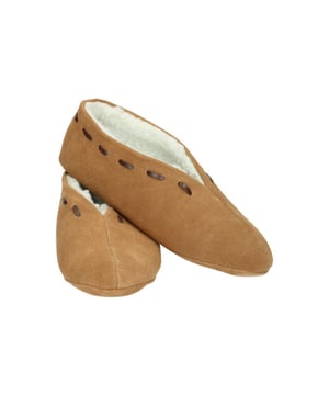 
<strong>ARIESZZZ Home spaanse sloffen, </strong>voor dames en heren te bestellen. Voorlopig verkrijgbaar in twee kleuren, zwart en navy , groen, cognac en rood. Zwart gaat zelfs tot en met maat 50, dus eindelijk ook lekker warme voeten voor de grote maat. <strong>Spaanse Sloffen</strong> zijn lekker warm voor de koude winters maar ook voor een koude avond in de zomer. <strong>Spaanse sloffen</strong> zijn ook altijd een leuk kado voor Vaderdag, Moederdag, Sinterklaas of Kerst.<br>
<br>
De <strong>spaanse sloffen</strong> altijd een maat groter nemen als je schoenmaat en ze moeten niet te los om je voet zitten wat ze lopen ook nog uit.<br>
<br>
Materiaal : Suede en synthetishe voering.<br>
Zool: Suede<br>
<br>
Let op: deze sloffen vallen klein, we adviseren je een maat groter te bestellen.