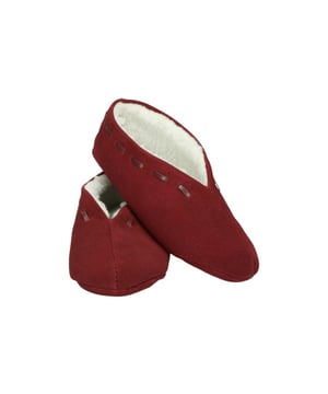 
<strong>ARIESZZZ Home spaanse sloffen, </strong>voor dames en heren te bestellen. Voorlopig verkrijgbaar in twee kleuren, zwart en navy , groen, cognac en rood. Zwart gaat zelfs tot en met maat 50, dus eindelijk ook lekker warme voeten voor de grote maat. <strong>Spaanse Sloffen</strong> zijn lekker warm voor de koude winters maar ook voor een koude avond in de zomer. <strong>Spaanse sloffen</strong> zijn ook altijd een leuk kado voor Vaderdag, Moederdag, Sinterklaas of Kerst.<br>
<br>
De <strong>spaanse sloffen</strong> altijd een maat groter nemen als je schoenmaat en ze moeten niet te los om je voet zitten wat ze lopen ook nog uit.<br>
<br>
Materiaal : Suede en synthetishe voering.<br>
Zool: Suede<br>
<br>
Let op: deze sloffen vallen klein, we adviseren je een maat groter te bestellen.