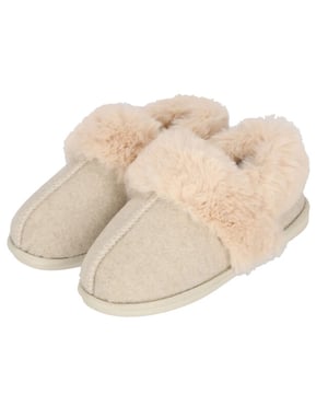 
De Apollo Dames Pantoffels bieden warmte en luxe voor koude dagen thuis. Deze instap sloffen hebben een elegante unikleurige buitenzijde van kunstvilt en zijn afgewerkt met een heerlijk zachte kunstbont rand en binnenvoering. Perfect voor binnen, maar dankzij de stevige rubberen zool ook geschikt om even snel naar buiten te stappen.