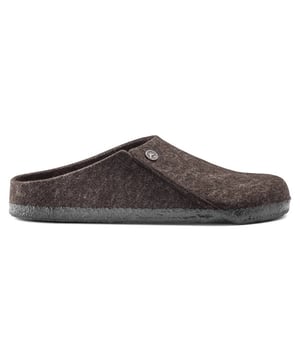 Het BIRKENSTOCK model Zermatt is de eerste pantoffel met uitneembaar voetbed, waardoor de keuze tussen drie inlegzolen mogelijk wordt. Je kunt kiezen tussen het Standaard voetbed, het Soft voetbed en het Shearling voetbed. Alle drie kunnen apart besteld worden. Zo loop je het hele jaar door op het ideale voetbed! Deze variant is in de basisuitvoering voorzien van het Standaard voetbed. Het is een nabootsing van de afdruk van een voet in het zand en zorgt voor de hele dag door voor optimaal draagcomfort. Het bovenwerk bestaat uit zacht wolvilt.