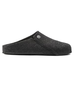 Het BIRKENSTOCK model Zermatt is de eerste pantoffel met uitneembaar voetbed, waardoor de keuze tussen drie inlegzolen mogelijk wordt. Je kunt kiezen tussen het Standaard voetbed, het Soft voetbed en het Shearling voetbed. Alle drie kunnen apart besteld worden. Zo loop je het hele jaar door op het ideale voetbed! Deze variant is in de basisuitvoering voorzien van het Standaard voetbed. Het is een nabootsing van de afdruk van een voet in het zand en zorgt voor de hele dag door voor optimaal draagcomfort. Het bovenwerk bestaat uit zacht wolvilt.