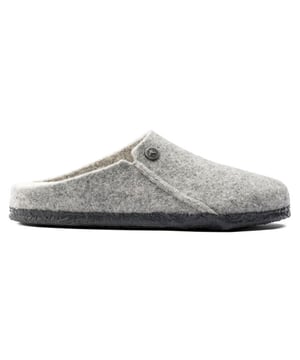 Smalle pasvorm, de BIRKENSTOCK Zermatt is onze eerste pantoffel met een uitneembaar voetbed, waardoor je kunt kiezen uit drie verschillende inlegzolen. U kunt kiezen uit het Standaard Voetbed, het Zachte Voetbed en het Shearling Voetbed. Alle drie de inlegzolen zijn afzonderlijk te bestellen. Perfect voor het hele jaar door! Deze basisversie van dit ontwerp is voorzien van ons Shearling voetbed. Het wordt geleverd met een nauwsluitende voering van schapenvacht om je voeten behaaglijk te houden als de temperatuur daalt. Het bovenwerk is gemaakt van zacht wolvilt.