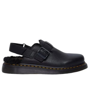 
De Dr. Martens Jorge Ambassador Black Dames Instappers zijn een moderne en elegante versie van de iconische Dr. Martens stijl. Het bovenwerk is gemaakt van premium zwart "Ambassador" leer, dat een luxe, matte afwerking heeft. Deze instappers combineren de robuuste uitstraling van Dr. Martens met het gemak van een instapmodel, waardoor ze zowel praktisch als modieus zijn. De robuuste AirWair-zool biedt demping en grip voor langdurig comfort, terwijl de minimalistische uitstraling zorgt voor een verfijnde look. De Jorge Ambassador Black is perfect voor dames die op zoek zijn naar een comfortabele, modieuze instapper met de kenmerkende Dr. Martens stijl.