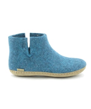 

     Artikel Low Boot Leather Sole G in kleur 06-Petrol is een prachtige blauwe pantoffel met dichte hiel, voor dames, van het merk Glerups. De zool is van cosy zool. De voering is ongevoerd. De voetwijdte is standaard.
    
    
