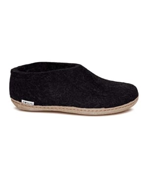 

     Artikel Shoe Leather Sole A in kleur 02-Charcoal is een prachtige zwarte pantoffel met dichte hiel, voor dames, van het merk Glerups. De zool is van cosy zool. De voering is ongevoerd. De voetwijdte is standaard.
    
    