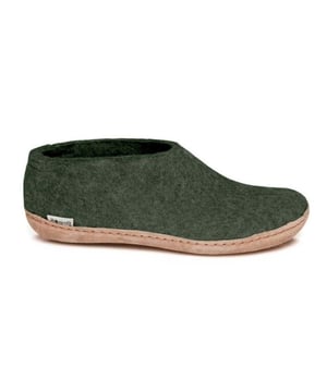 

     Artikel Shoe Leather Sole A in kleur 09-Forest is een prachtige groene pantoffel met dichte hiel, voor dames, van het merk Glerups. De zool is van cosy zool. De voering is ongevoerd. De voetwijdte is standaard.
    
    