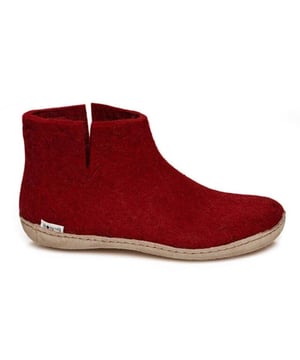 

     Artikel Low Boot Leather Sole G in kleur 08-Red is een prachtige rode pantoffel met dichte hiel, voor dames, van het merk Glerups. De zool is van cosy zool. De voering is ongevoerd. De voetwijdte is standaard.
    
    