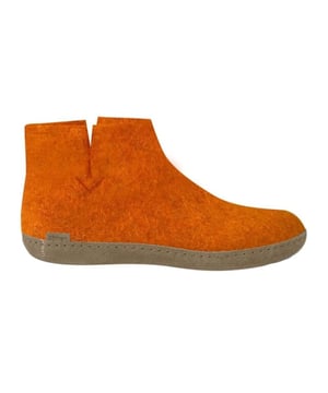 

     Artikel Low Boot Leather Sole G in kleur 22-Orange is een prachtige rode pantoffel met dichte hiel, voor dames, van het merk Glerups. De zool is van cosy zool. De voering is ongevoerd. De voetwijdte is standaard.
    
    
