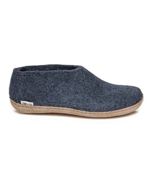 

     Artikel Shoe Leather Sole A in kleur 10-Denim is een prachtige blauwe pantoffel met dichte hiel, voor dames, van het merk Glerups. De zool is van cosy zool. De voering is ongevoerd. De voetwijdte is standaard.
    
    
