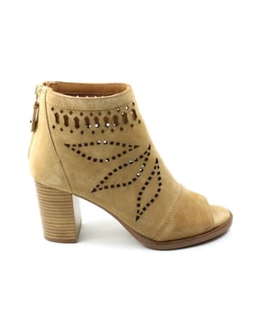 
Dames pump van Alpe Team. Peeptoe suede pump in een geperforeerd patroon. Deze pump heeft de rits op de hiel. Materiaal: suede. Voering: leer. Kleur: beige. Zool: antislip. Hakhoogte: ca 6 cm.