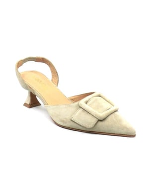 
De lana-2 lana2-beige van Babouche is een echte blikvanger. De lana-2 lana2-beige is uitgevoerd in de kleur beige. Bekijk ook onze overige collectie van Babouche op onze webshop!