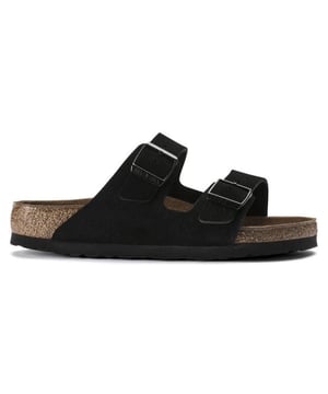 
Smalle pasvorm, het vaak geïmiteerde, nooit gedupliceerde, categoriebepalende wonder met twee banden van Birkenstock. Een comfortlegende en een modehoofdstuk. Met verstelbare bandjes en een magisch voetbed van kurk dat zich aanpast aan de vorm van je voet, is een echt op maat gemaakte pasvorm net zo moeiteloos als het klassieke ontwerp. Het zachte voetbed heeft een geïntegreerd kussen van latexschuim. Het biedt dus vanaf de eerste dag een uitstekend comfort.