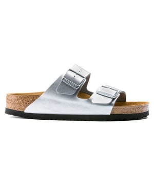 
Smalle pasvorm, de BIRKENSTOCK Arizona is een echte klassieker die al tientallen jaren zowel mannen als vrouwen verrukt. Deze eenvoudige sandaal met twee banden staat voor tijdloos design en heeft dankzij zijn comfortfactor al lang een cultstatus. De op kleur afgestemde gespen ronden de verfijnde look van de schoen af. Het bovenwerk is gemaakt van het huidvriendelijke, slijtvaste synthetische materiaal Birko-Flor®.