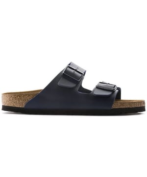 
Smalle pasvorm, de BIRKENSTOCK Arizona is een echte klassieker die al tientallen jaren zowel mannen als vrouwen verrukt. Deze eenvoudige sandaal met twee banden staat voor tijdloos design en heeft dankzij zijn comfortfactor al lang een cultstatus. Het bovenwerk is gemaakt van het huidvriendelijke, slijtvaste synthetische materiaal Birko-Flor®.