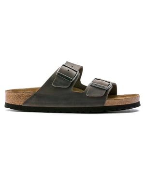 
Smalle pasvorm. Het model Arizona van BIRKENSTOCK is een echte klassieker die al tientallen jaren populair is bij mannen en vrouwen. Deze eenvoudige sandaal met twee banden staat voor tijdloos design en is allang uitgegroeid tot een comfortabele cult-sandaal. Het zachte voetbed zorgt dankzij de geïntegreerde schuimlaag voor een extra portie draagcomfort en verwent de voet - de hele dag door. Het bovenwerk bestaat uit zeer dik, geolied nubuck met onafgewerkte randen.
