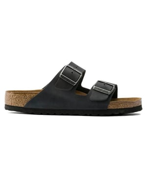 
De BIRKENSTOCK Arizona is een echte klassieker die al tientallen jaren zowel mannen als vrouwen bedient. Deze eenvoudige sandaal met twee banden staat voor tijdloos design en heeft dankzij zijn comfortfactor al lang een cultstatus. Het zachte voetbed biedt met zijn extra schuimlaag extra comfort en verwent de voeten - de hele dag door. Het bovenwerk is gemaakt van extra dik, geolied nubuckleer met een open zelfkantafwerking.