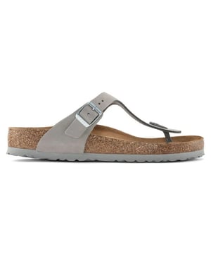 
De BIRKENSTOCK Gizeh is een echte klassieker en een stijlvolle allrounder. Onze elegante teenslipper combineert optimale grip met een minimalistisch, modieus design. Het zachte voetbed biedt met zijn extra schuimlaag extra comfort en verwent de voeten - de hele dag door. Het bovenwerk is gemaakt van hoogwaardig nubuckleer met een natuurlijke, rustieke uitstraling. Het zachte voetbed heeft een geïntegreerd kussen van latexschuim. Het biedt dus vanaf de eerste dag een uitstekend comfort.