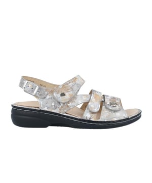 
De Gomera brons van Finn Comfort is een echte blikvanger. De Gomera brons is uitgevoerd in de kleur Brons. Bekijk ook onze overige collectie van Finn Comfort op onze webshop!