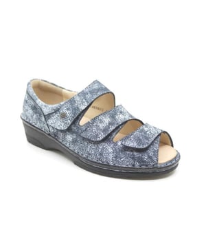 
Finn-Comfort sandalen zijn en van de beste comfort sandalen in Nederland. Geheel van leer, naadloos leer gevoerd en een stevige hielomsluiting. Deze sandalen zijn voorzien van een uniek uitneembaar voetbed van kurk met natuurleer bekleed.  Model Ischia valt klein. dus bestel een halve maat groter als uw schoenmaat.
