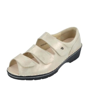 
De ISCHIA 02106769481 van Finn Comfort is een echte blikvanger. De ISCHIA 02106769481 is uitgevoerd in de kleur Champagne. Bekijk ook onze overige collectie van Finn Comfort op onze webshop!