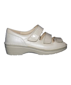 
Klittenbandsandalen van het topmerk Finn Comfort. De gesloten hiel geeft extra steun. Door het uitneembare voetbed is deze sandaal ook geschikt om eigen inlegzolen in te dragen. Dit model van Finn Comfort, artikelnummer 2106 Ischia, bestel je gemakkelijk in onze webshop. Let-op! dit artikel valt klein, bestel een halve maat groter als normaal.