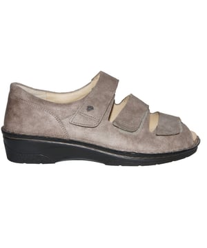 
Klittenbandsandalen van het topmerk Finn Comfort. De gesloten hiel geeft extra steun. Door het uitneembare voetbed is deze sandaal ook geschikt om eigen inlegzolen in te dragen. Dit model van Finn Comfort, artikelnummer 2106 Ischia, bestel je gemakkelijk in onze webshop.