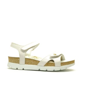 
Sandalen met een leren voeringSULIA BASICS.
Deze lente draait het allemaal om heerlijk wandelen met de Sulia sandalen.
Damessandaal met plateauzool en een klittenbandsluiting in gevet nappaleer en met een leren voering.
Met leer beklede binnenzool,
zool van PU en natuurlijke kurk, licht in gewicht.
Hoogte van plateauzool 3.5 cm.