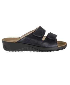 

     Artikel 1940 in kleur 90-Zwart is een prachtige zwarte slipper, voor dames, van het merk Rohde. De zool is van rubber. De voering is leer. De voetwijdte is F+.
    <BR>Rohde is een Duits merk en is wereldwijd marktleider op het gebied van pantoffels en sandalen. Rohde, opgericht in 1862, heeft een zeer uitgebreide collectie, kwalitatief hoogwaardige, pantoffels en sandalen maar ook schoenen en laarzen. Bij de productie maakt Rohde gebruik van zachte en soepele materialen. Mede hierdoor is het draagcomfort erg hoog. Bovendien is het schoeisel van Rohde licht in gewicht wat het draagcomfort ten goede komt. De decennia lange ervaring van Rohde is terug te vinden in de pasvorm van de pantoffels, slippers, sandalen, schoenen en laarzen.
    
    