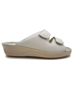 

     Artikel 1940 in kleur 02-Elfenbein is een prachtige bruine slipper, voor dames, van het merk Rohde. De zool is van rubber. De voering is gedeeltelijk leer. De voetwijdte is F+.
    <BR>Rohde is een Duits merk en is wereldwijd marktleider op het gebied van pantoffels en sandalen. Rohde, opgericht in 1862, heeft een zeer uitgebreide collectie, kwalitatief hoogwaardige, pantoffels en sandalen maar ook schoenen en laarzen. Bij de productie maakt Rohde gebruik van zachte en soepele materialen. Mede hierdoor is het draagcomfort erg hoog. Bovendien is het schoeisel van Rohde licht in gewicht wat het draagcomfort ten goede komt. De decennia lange ervaring van Rohde is terug te vinden in de pasvorm van de pantoffels, slippers, sandalen, schoenen en laarzen.
    
    