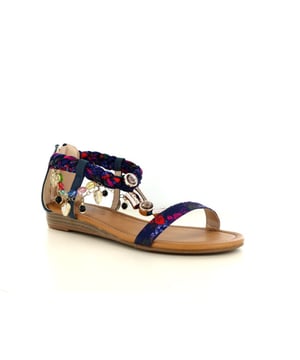 
<p>De 55063 van Supercracks is een mooie sandaal gemaakt van synhtetisch vegan materiaal, voor dames. Deze sandaal is uitgevoerd in de kleur 042 navy multi. De sluiting is door middel van een rits aan de hiel. </p><p><strong>Merk: Supercracks</strong></p><p><strong>Artikel: 55063</strong></p><p><strong>Kleur: 042 navy multi</strong></p><p><strong>Type: Sandaal</strong></p><p><strong>Uitneembaar voetbed: Nee</strong></p><p><strong>Sluiting: Rits</strong></p><p><strong>Materiaal: Synthetisch</strong></p>
